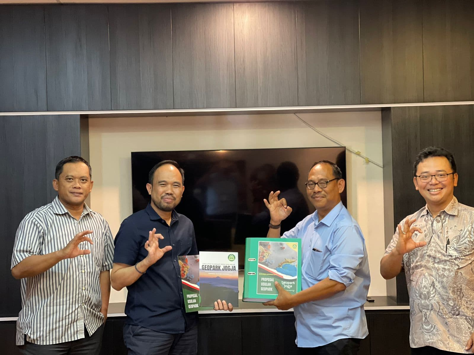  Penyerahan Dokumen Usulan Geopark Jogja Sebagai Geopark Nasional