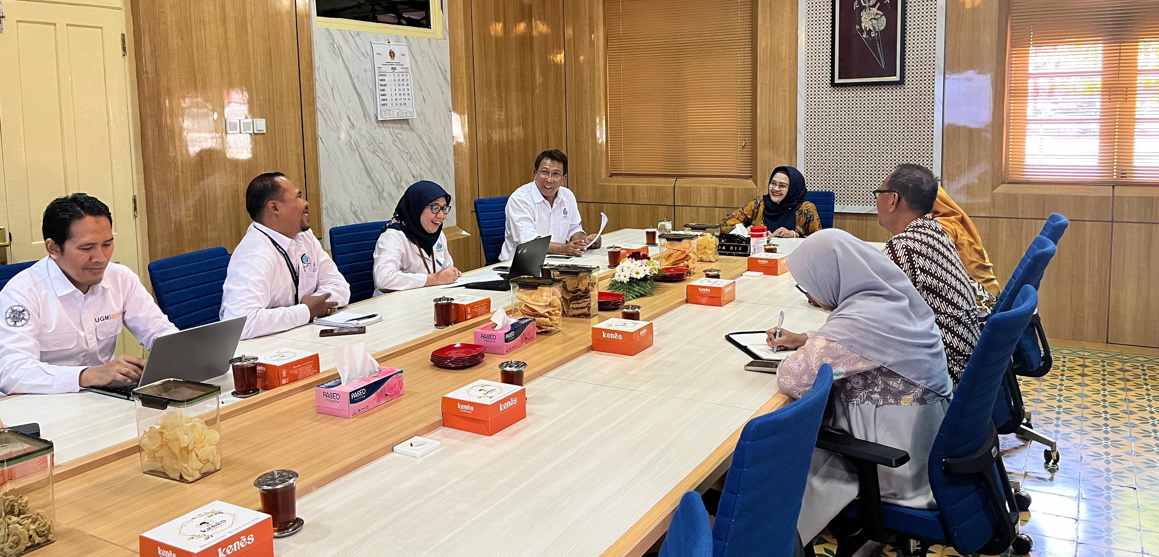 BIG Serahkan Album Peta dan Buku Khazanah Geoheritage DIY kepada Sekda DIY