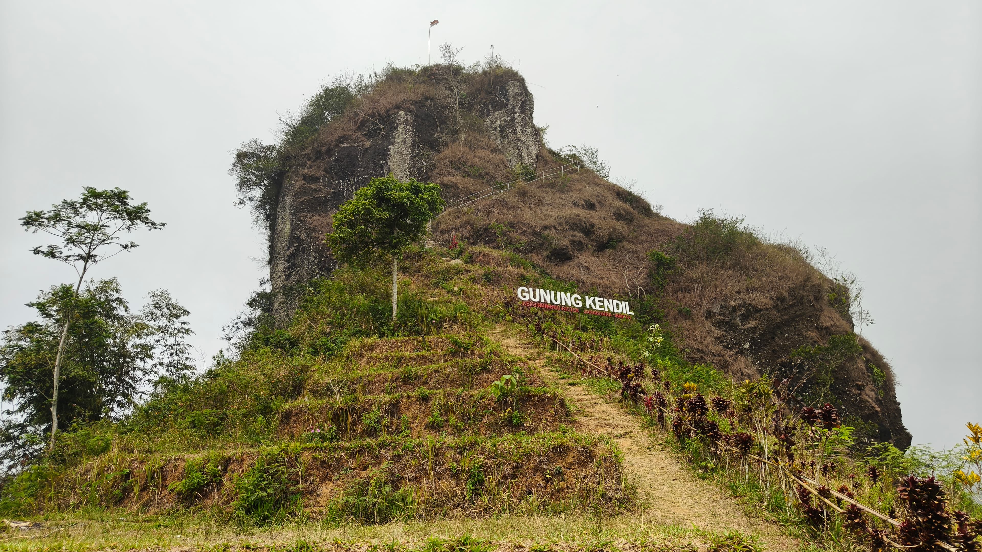 Galeri Puncak Tebing Kaldera Purba Kendil-Suroloyo